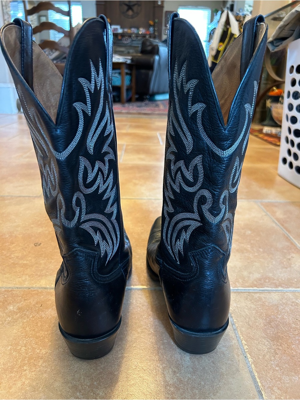 Ariat men 10.5 flame embroidered cowboy boots - Picture 4 of 8